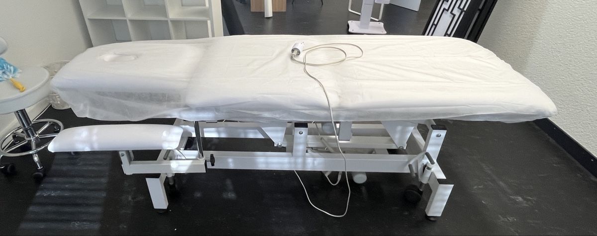 Massagegeräte: Elektrische Massageliege,  – Gebraucht aus Chur von Tristia 2