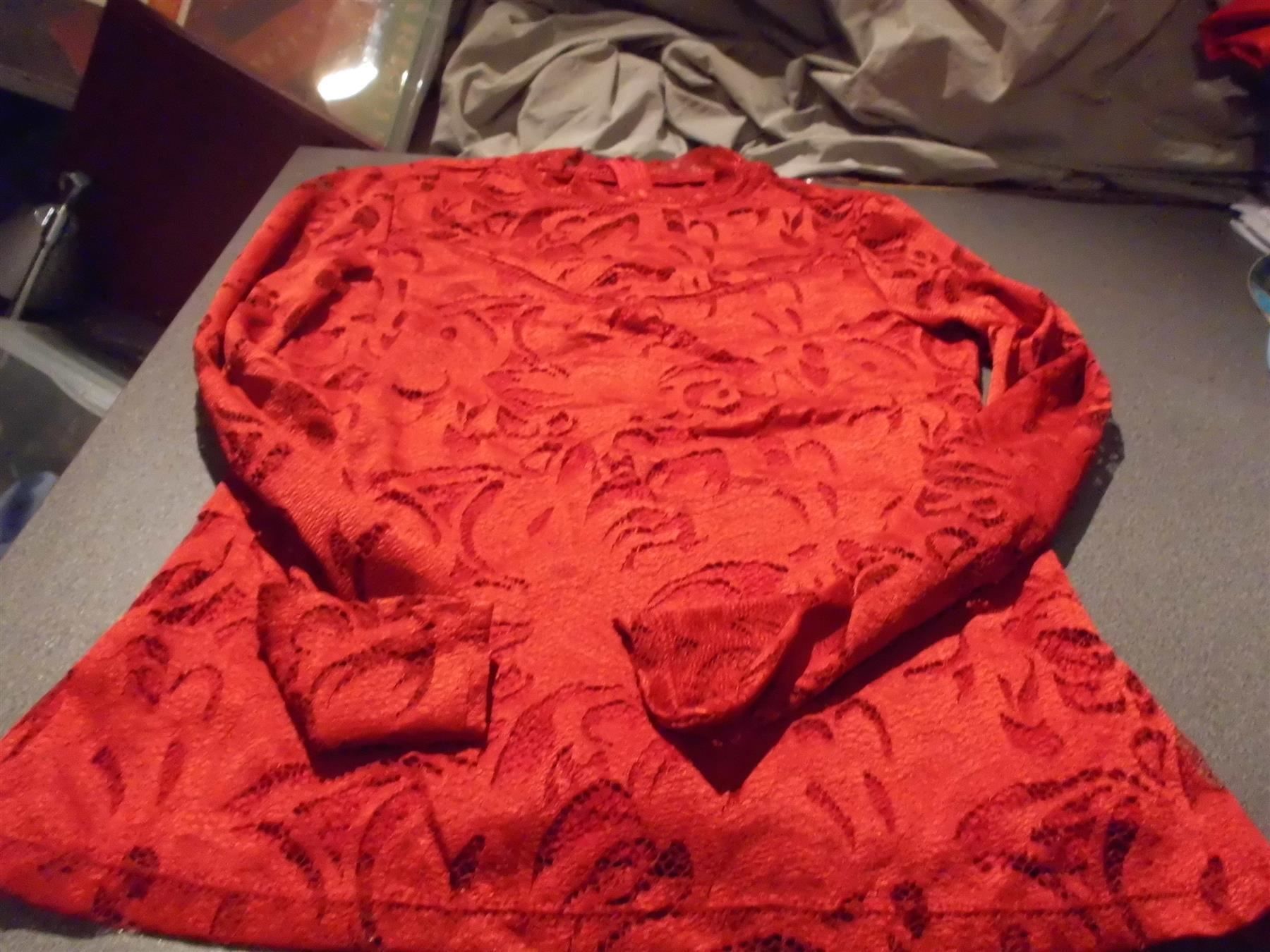 Maglioni & Felpe: Pullover ca. Grösse 36, rot/Muster, hinten – Usato da Zürich venduto da abraxas1291