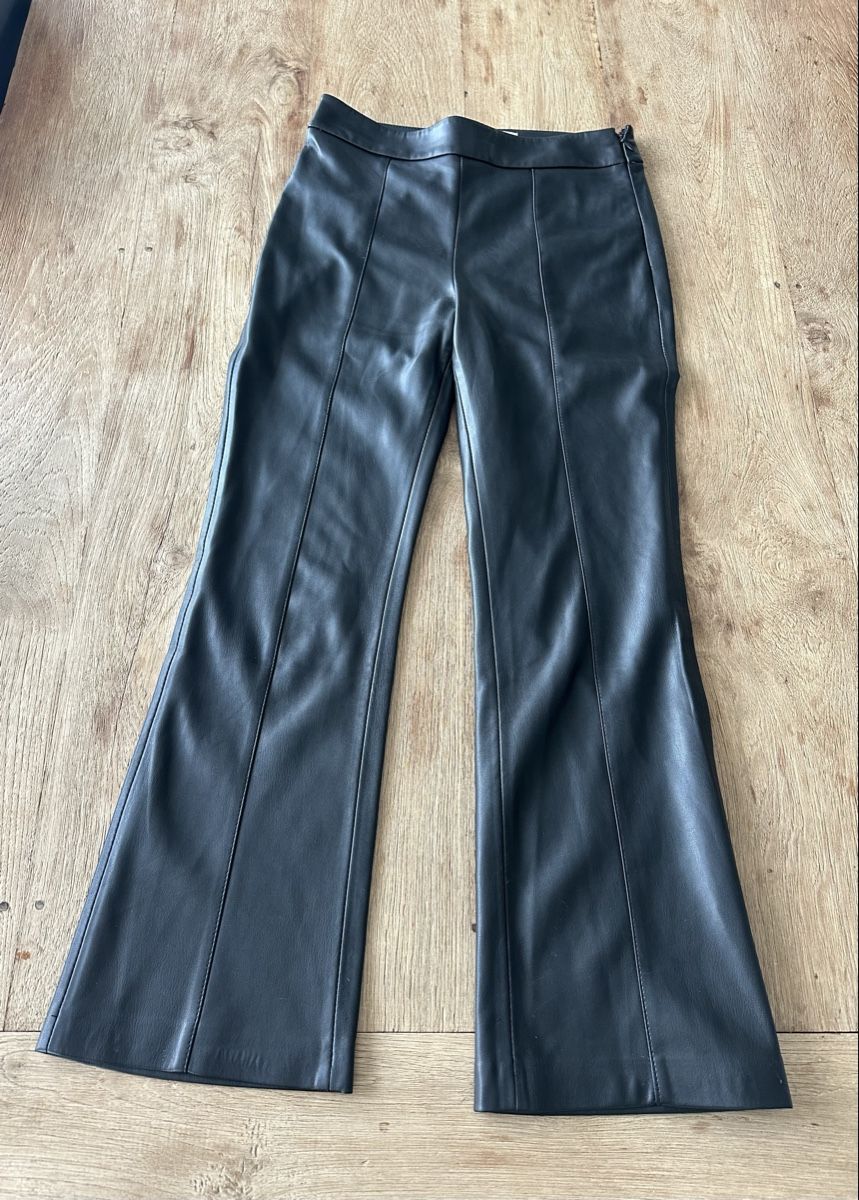 Mango Pantaloni: Schwarze Kunstlederhose Mango Gr. 34 – Usato da Dänikon ZH venduto da Annikaberg