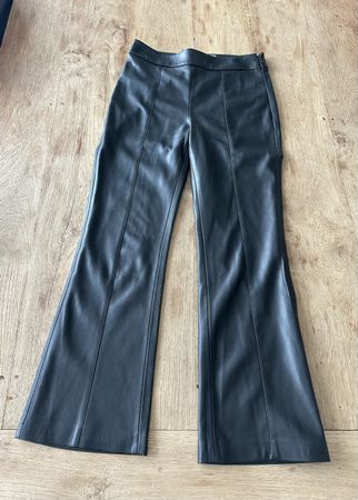 Schwarze Kunstlederhose Mango Gr. 34