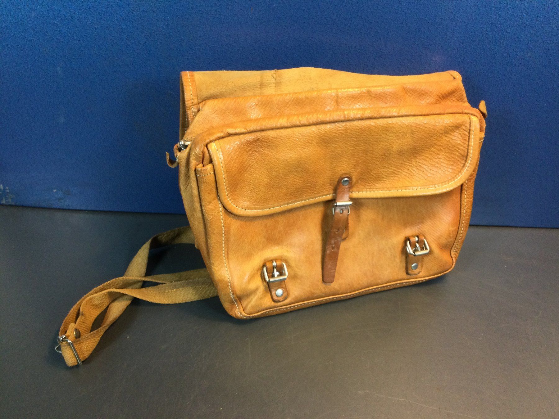 Schilder: Gebrauchte Vintage Ledertasche Umhängetasche – Gebraucht aus Wangen SZ von kuriosum12 1