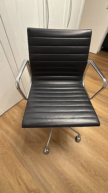 Vitra Sedie: Vitra Eames Aluchair EA 117 leder schwarz – Usato da Zürich venduto da style-and-design.zh 1