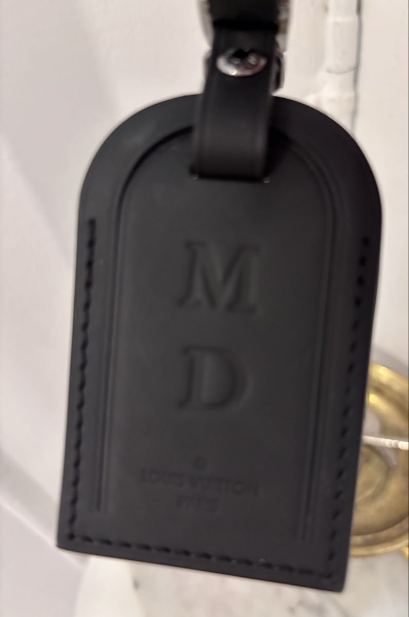 Louis Vuitton Borse: 100% Louis Vuitton Matt Black Leather Tag - Initials MD – Nuovo (secondo la descrizione) da St. Gallen venduto da Atelier.W.Maison