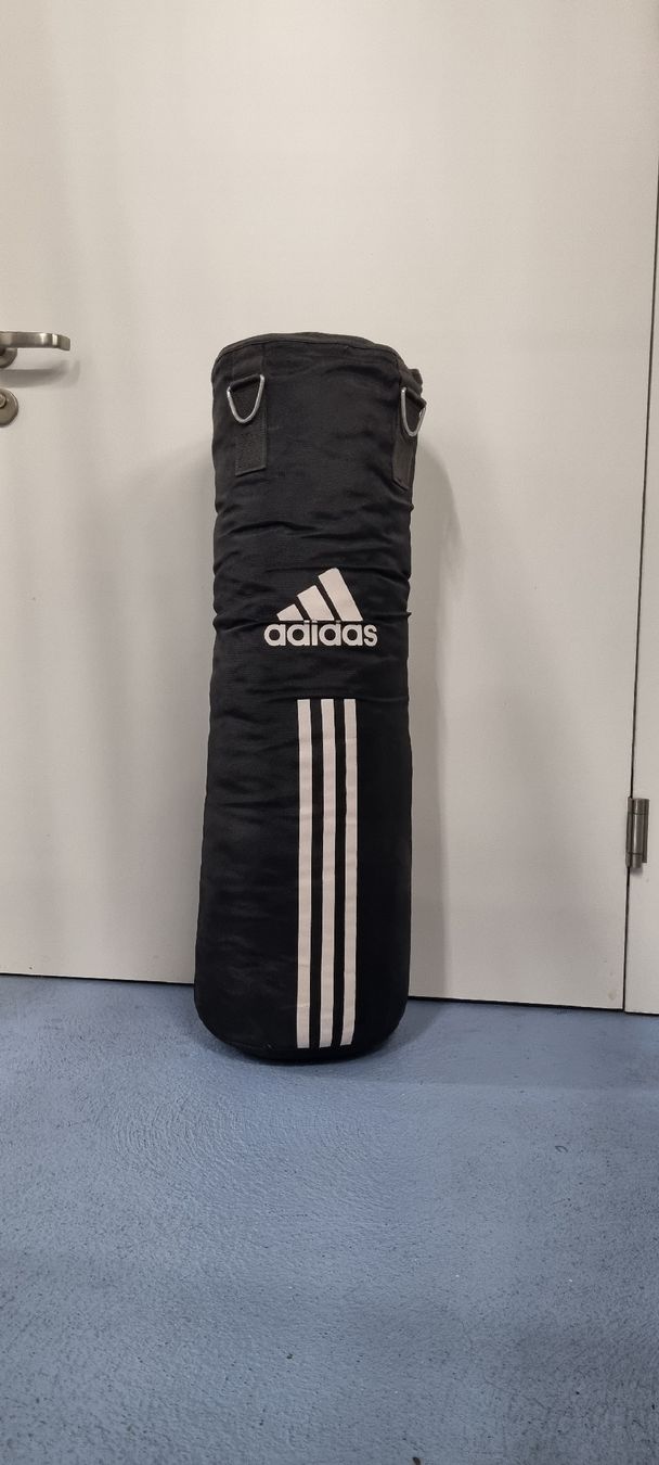 Boxsäcke: Boxsack Adidas schwarz  – Gebraucht aus Walchwil von sev_9nl5