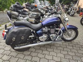 Moto Triumph America LT 900,  pare-brise amovible, sacoches
