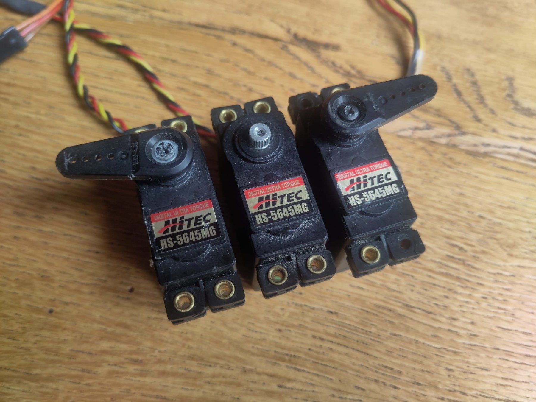 Modellismo RC: 3x Servos Hitec HS-5645MG – Usato da Vevey venduto da Thomas0141