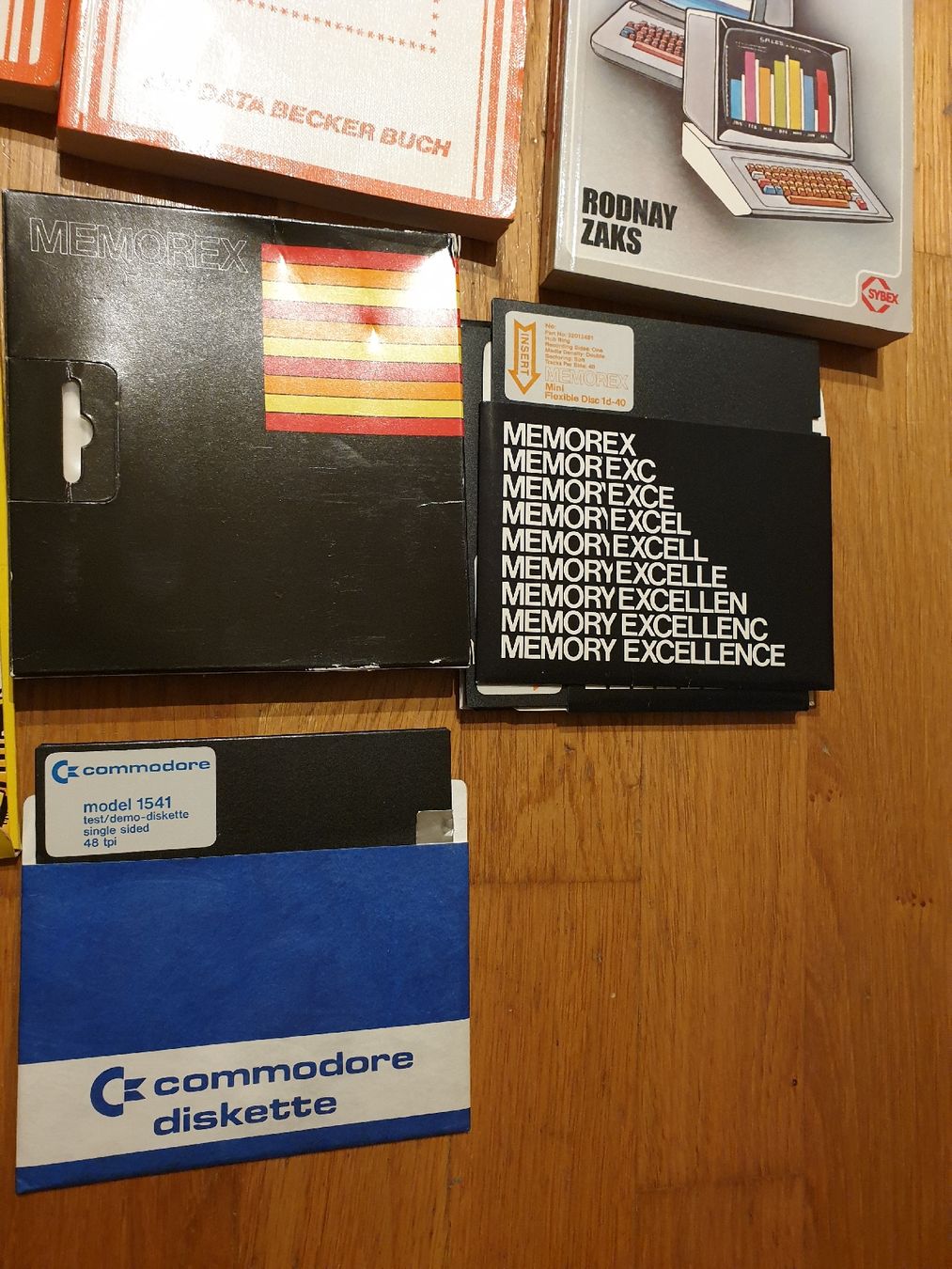 Commodore PC: Commodore 64 Zubehör diverse Bücher und Disketten – Usato da Ittigen venduto da Ziok187 4