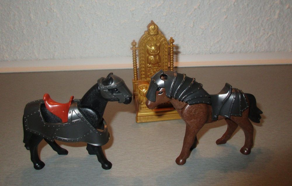  Foto zu Playmobil Ritter, Pferde, Waffen und ein Thron, 