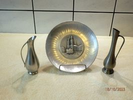 Zinnteller Grossmünster Zürich Ø 21cm und 2 kleine Zinnvasen
