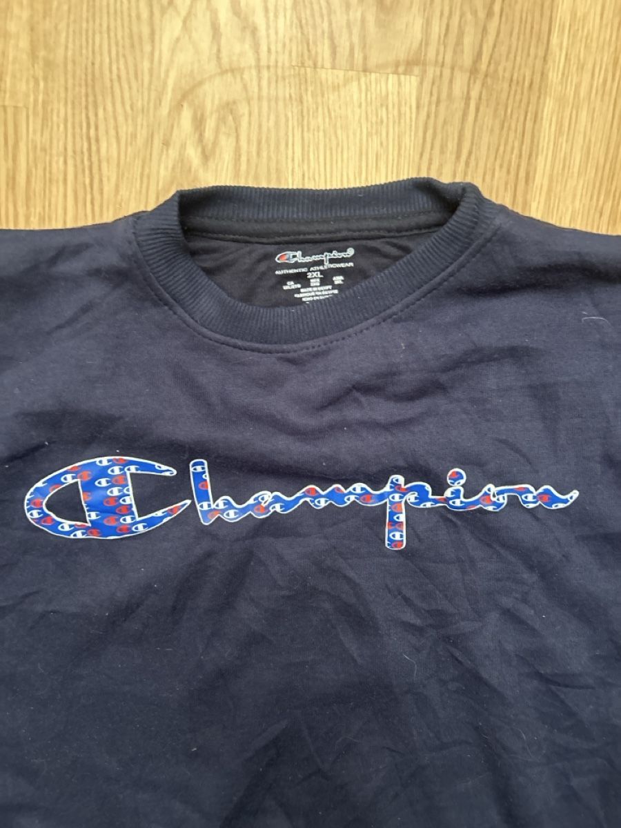 Champion Pulls & Sweat-shirts: Champion Pullover Dunkelblau Grösse  2XL – D'occasion à Luzern par ThrowbackVintage 1