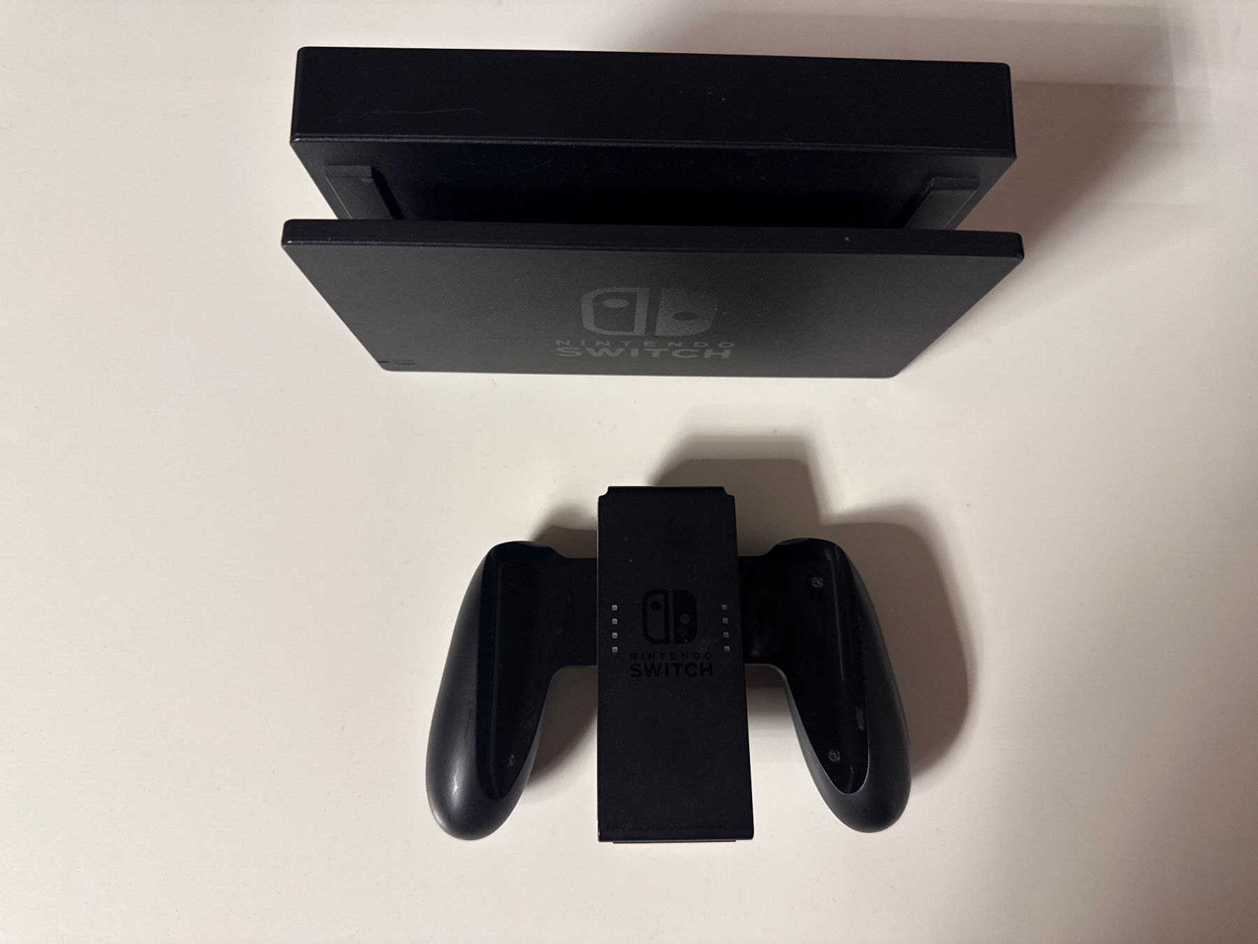 Nintendo Konsolen: Nintendo Switch Dock Station plus Joy Con Halterung – Gebraucht aus Niederbipp von nbf_qy2d 1