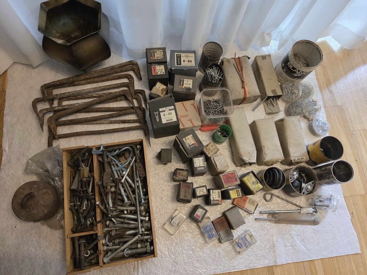 Tous les outils: Schrauben Sortiment und diverse Eisenwaren Konvolut – D'occasion à Grenchen par Mary.J