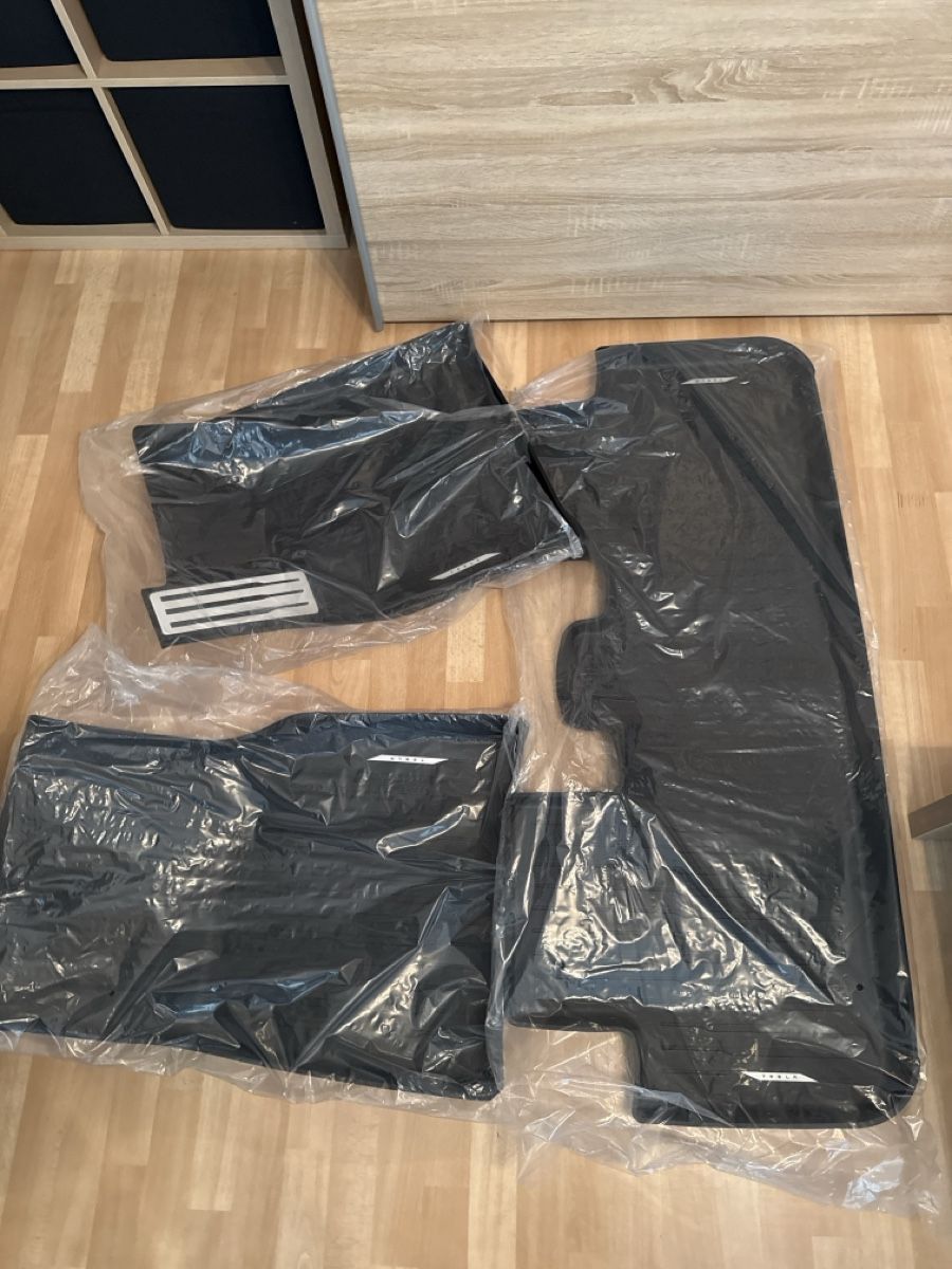 Tesla Tapis / Bacs: Model Y Allwetter Bodenschutzset – Neuf avec emballage d'origine à Romanshorn par Bejhan.r