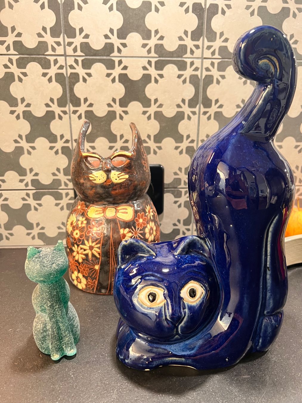 Murano Statuette: Murano Italy cat & 2 ceramic cats – Nuovo (secondo la descrizione) da Lausanne venduto da NYC67