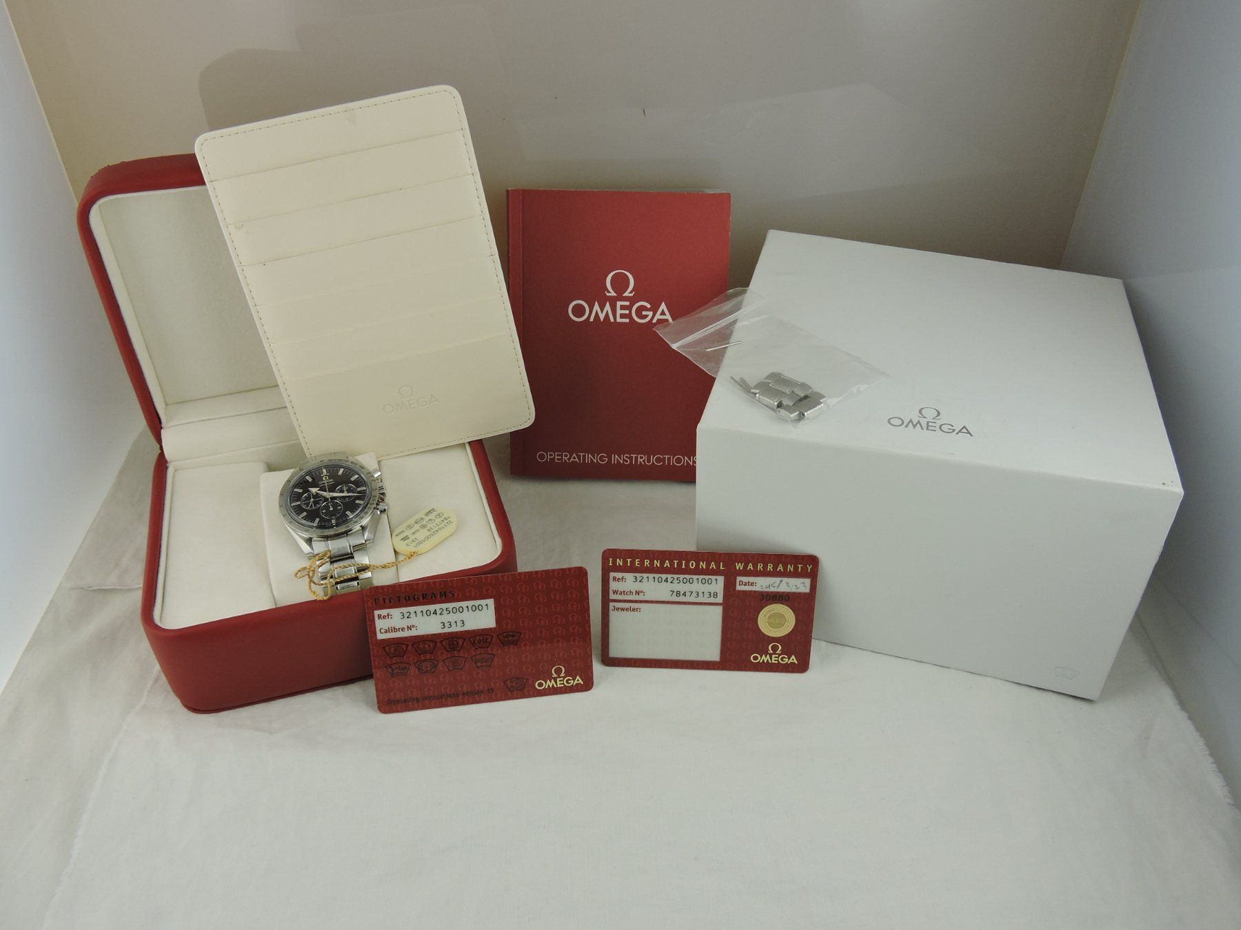 Omega Uhren: 2015 Omega Speedmaster Broad Arrow 1957 - Serviced, B&P – Gebraucht aus Bern von Vintage-Oyster 6