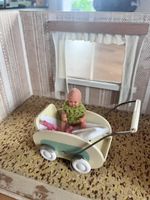 Antiker Puppenwagen Puppenstube mit Püppchen rar alt