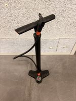 Standpumpe / Fahrradpumpe mit Manometer neuwertig