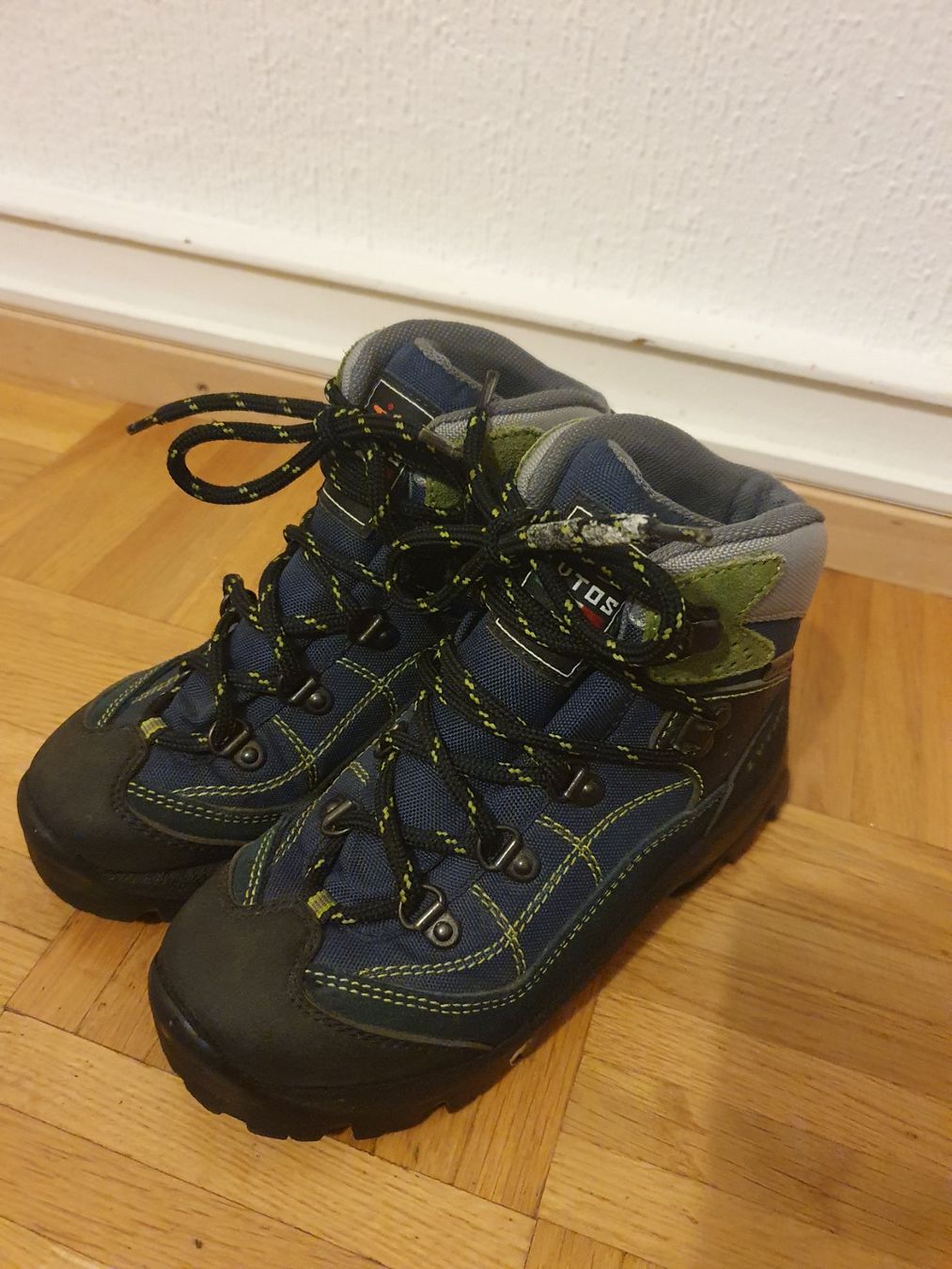 Scarpe per ragazzi: Chaussures enfants pointure 33, déffectieux – Difettoso da Prilly venduto da RoDyRe