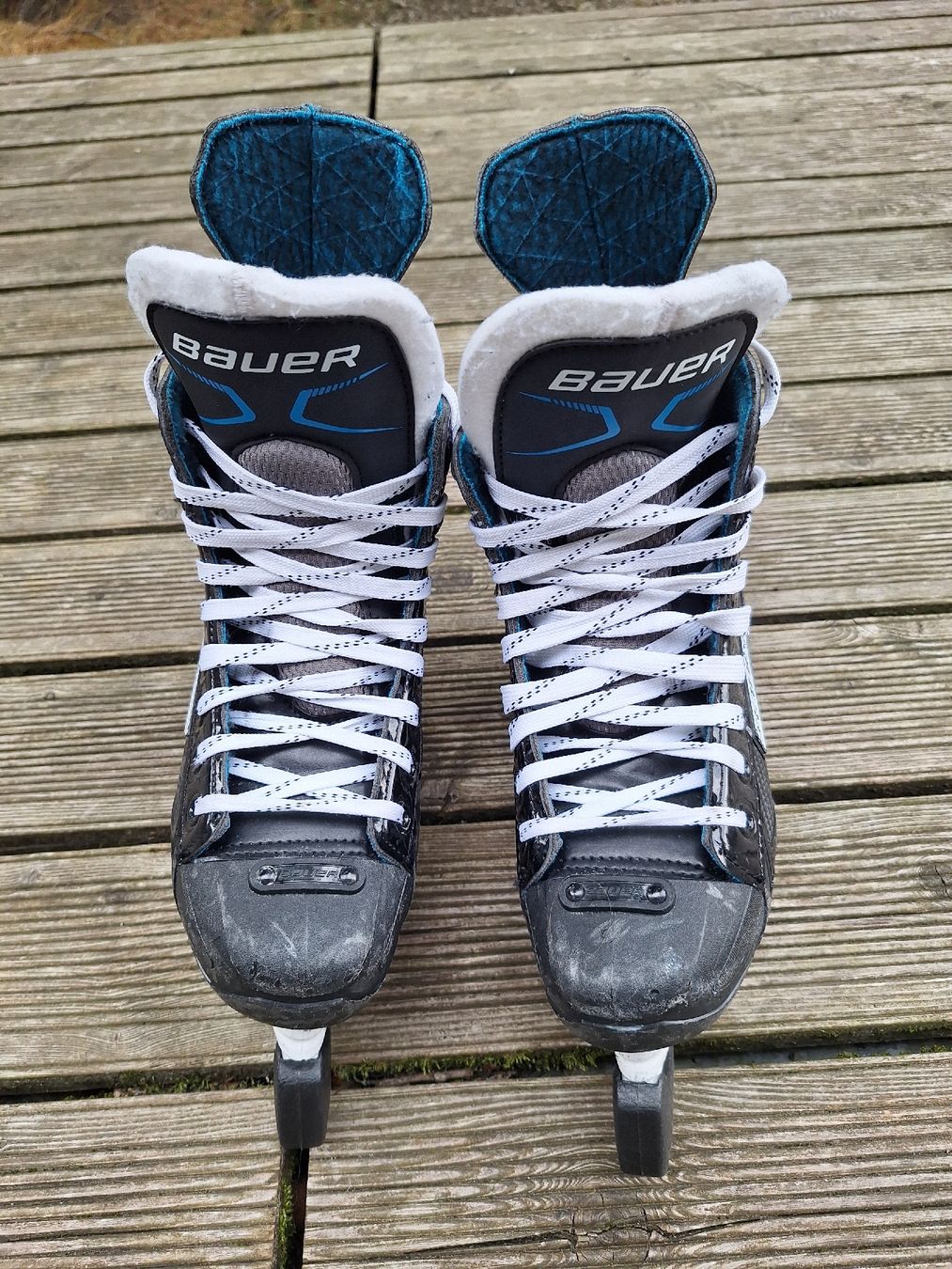 Bauer Pattini da ghiaccio: Bauer Schlittschuh Grösse 38.5 mit Kufenschutz – Usato da Trub venduto da MLSmash 1