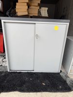 Armoire de bureau métallique à rideaux coulissants.