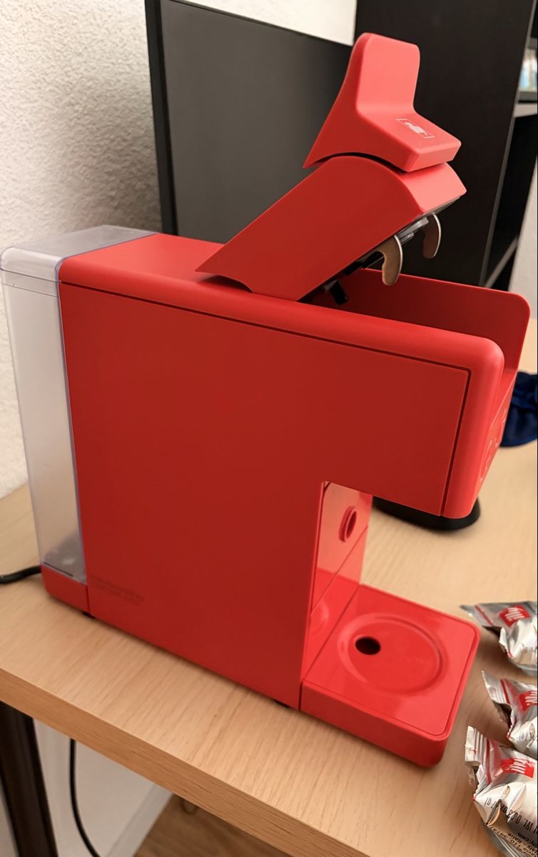 Illy Macchine per caffè & Macchine per espresso: Machine à café à capsules illy rouge. – Usato da Crans VS venduto da yor_n5h8 1