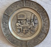 Zinn Teller relief Motiv Weinkeller mit Traubenmotiv