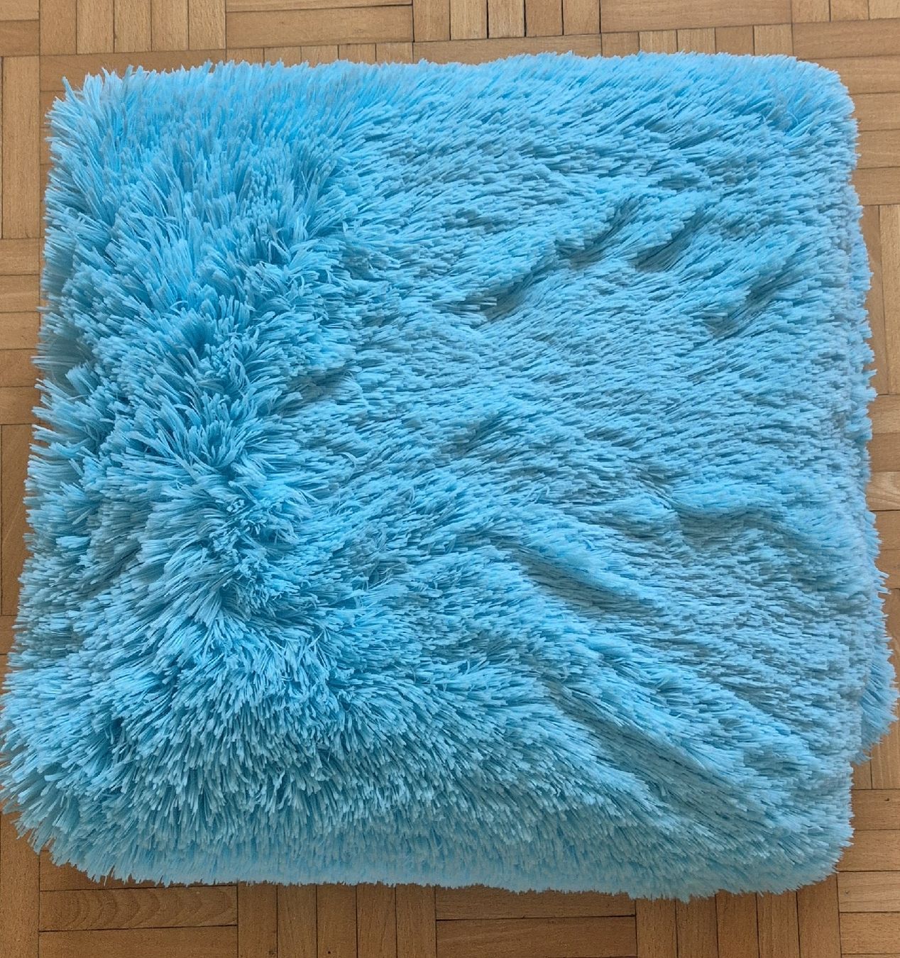 Stoffe: Flauschiger, hellblauer Langhaarplüsch. – Neu (gemäss Beschreibung) aus Luzern von ahha