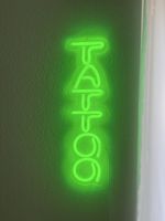 Neon Schild Tattoo Schriftzug grün gebraucht funktionsfähig