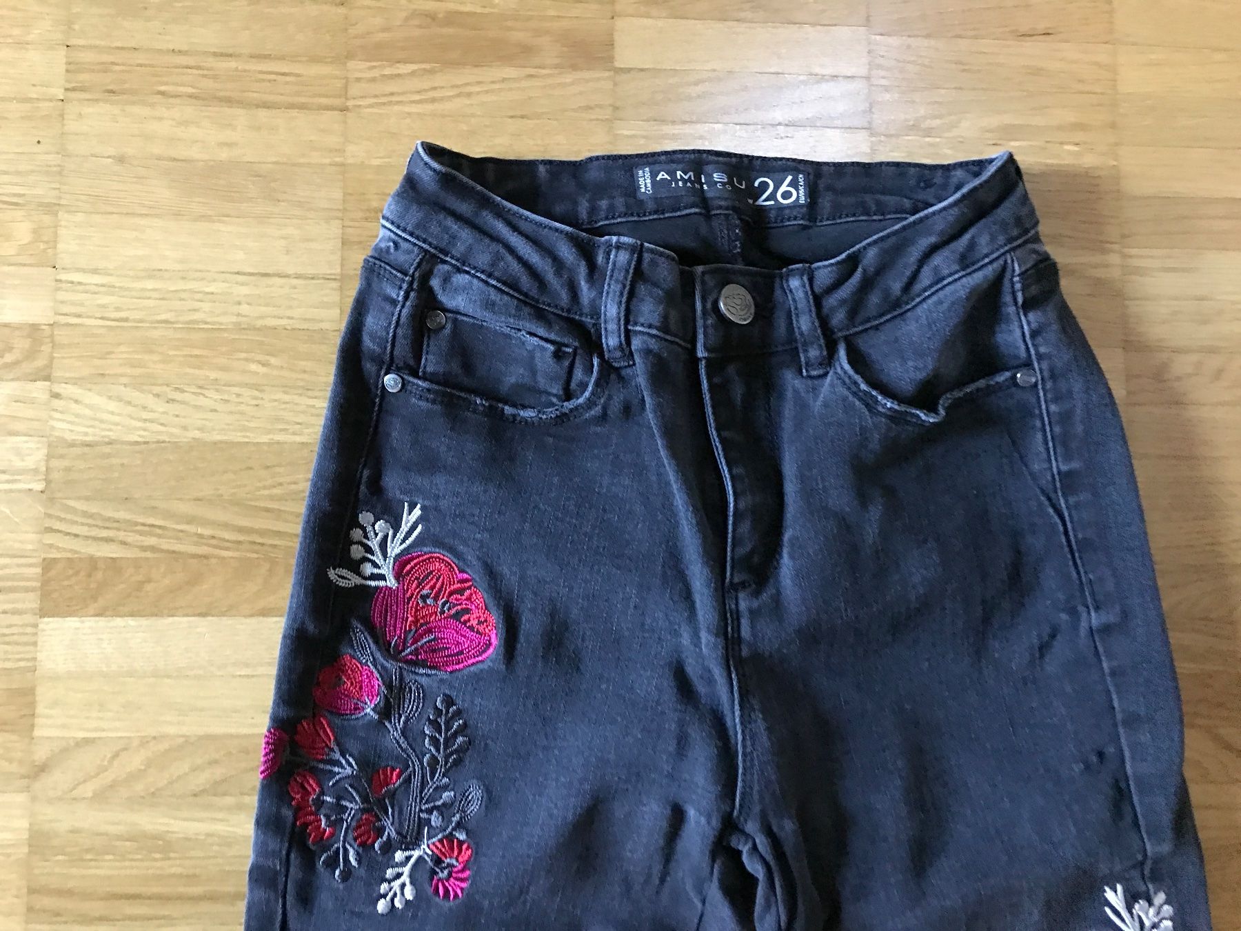Pantaloni: Jeans mit Blumen bestickt Gr 26 – Usato da St. Margrethen SG venduto da kellenbh 1