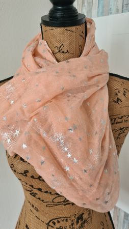 Sommerlicher Schal in Rosa mit Silber Sternen Muster