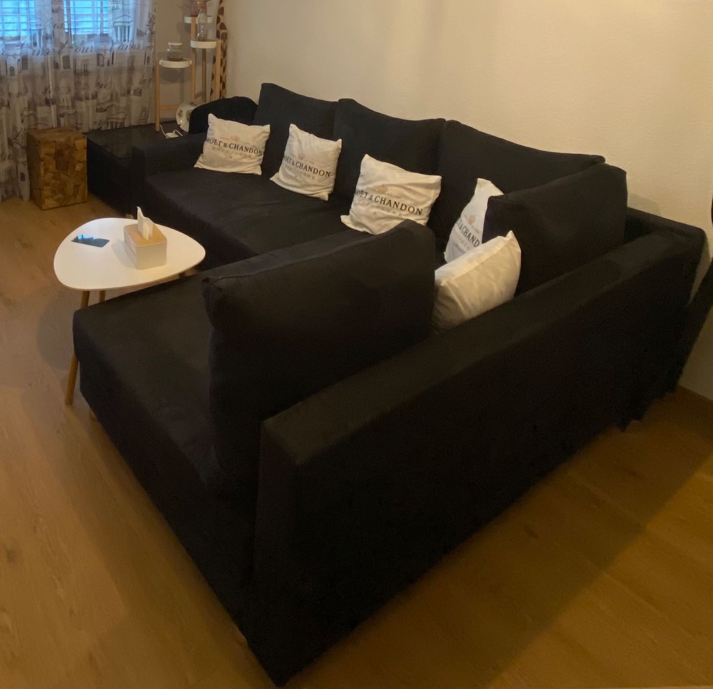 Sofas: Canapé d’angle en daim noir – Gebraucht aus Yverdon-les-Bains von Tiffany_92