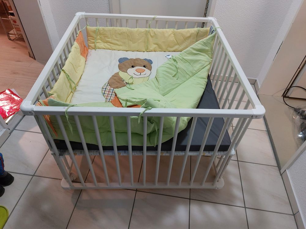 Parcs & barrières de sécurité: Babylaufgitter mit zusätzlicher Matratze  – D'occasion à Glattfelden par Refu80