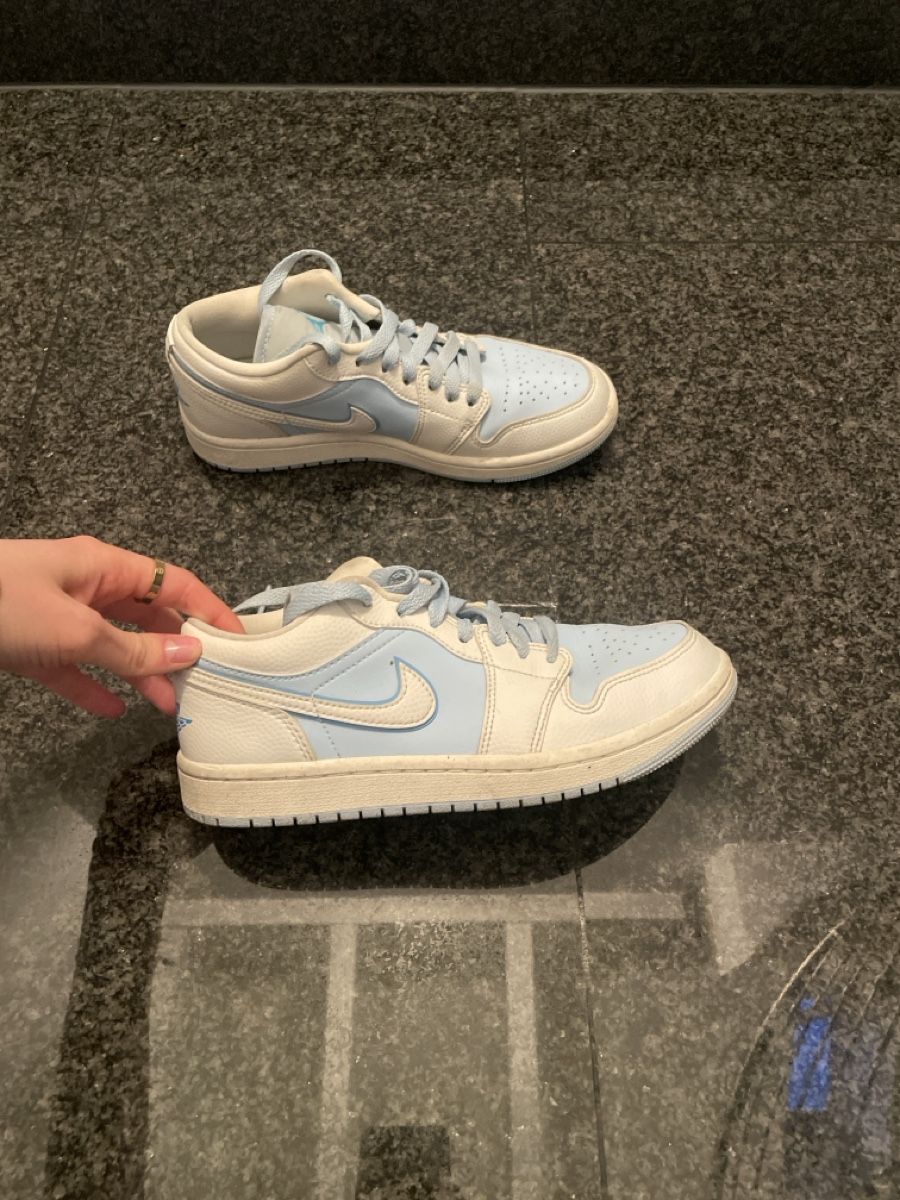Nike Scarpe da donna: Nike Air Jordan 1 Low, hellblau/weiss – Usato da Steinach venduto da ariana.xe 1