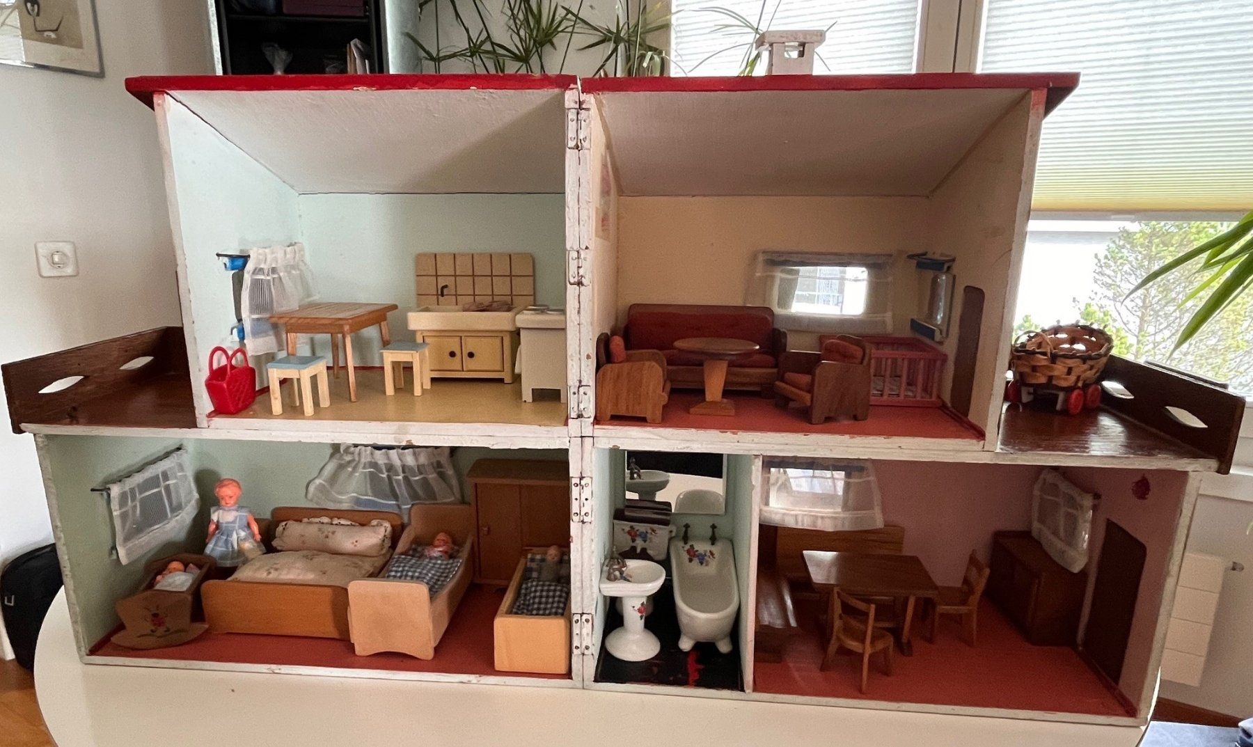Case e mobili per bambole: Wunderschönes, antikes Puppenhaus – Usato da Zürich venduto da Ache