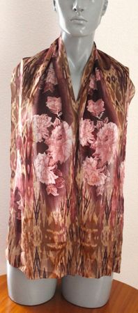 Schönes Foulard. Länge ca. 1 m 60 cm, Breite ca. 32 cm.