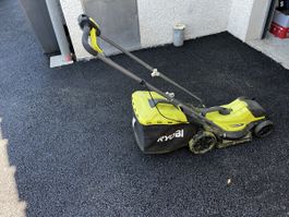 Ryobi Rasenmäher mit Fangkorb und Gardena Sprenger
