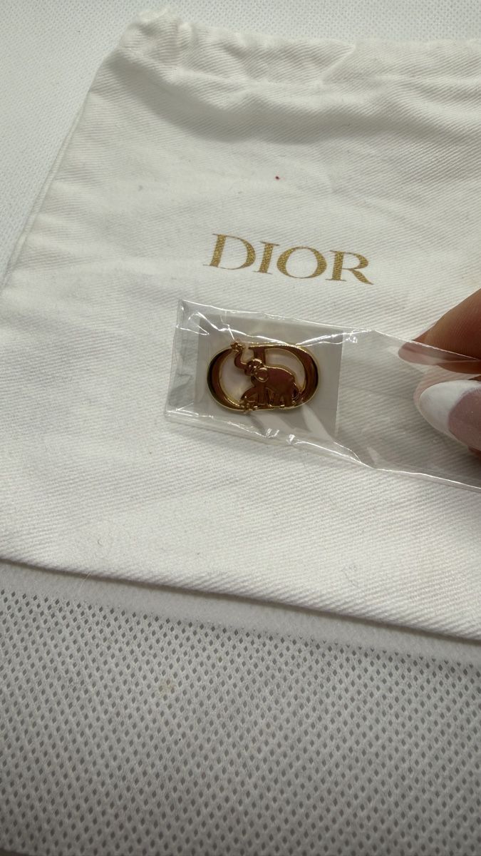Spille & Fermagli: Dior Elephant pin – Nuovo e nell'imballaggio originale da Chur venduto da Madeys