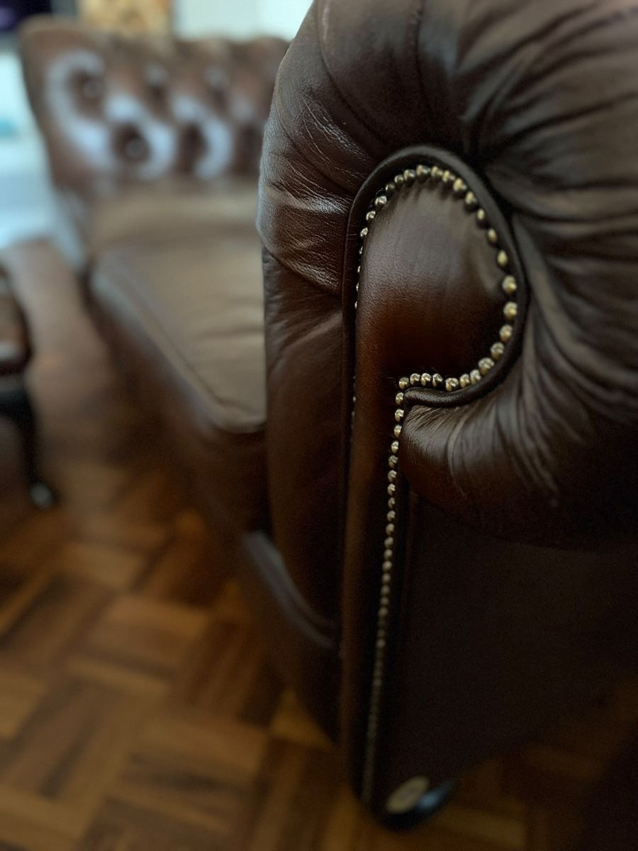Chesterfield Sofas: Chesterfield Original 3-er Sofa – Neuf (Voir description) à Wangen SZ par Knivi 2