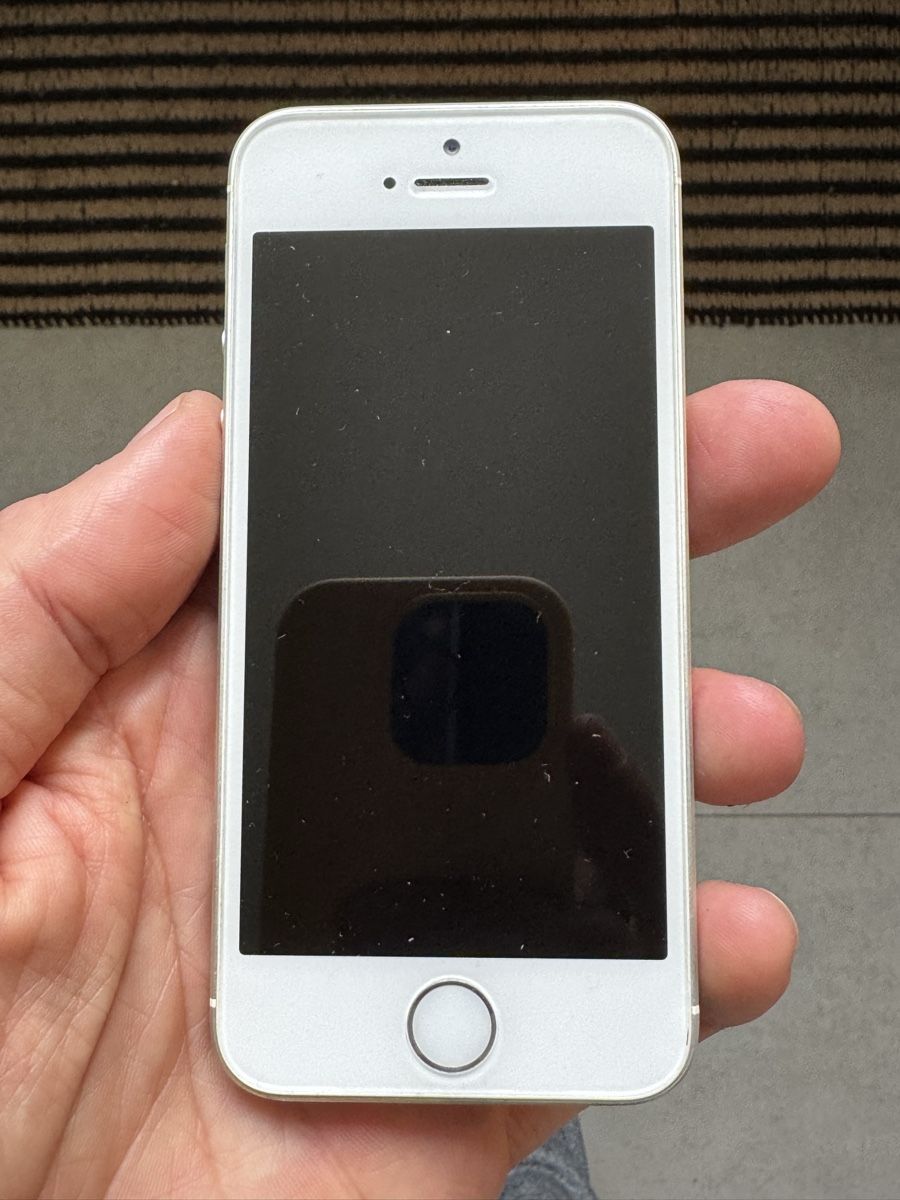 Apple Telefoni cellulari / Smartphones: iPhone SE, 16 GB, silver (MLLP2FD/A) – Usato da Lausanne venduto da huggylesbonstuyaux01
