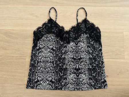 Joli top débardeur effet serpent noir et blanc avec dentelle