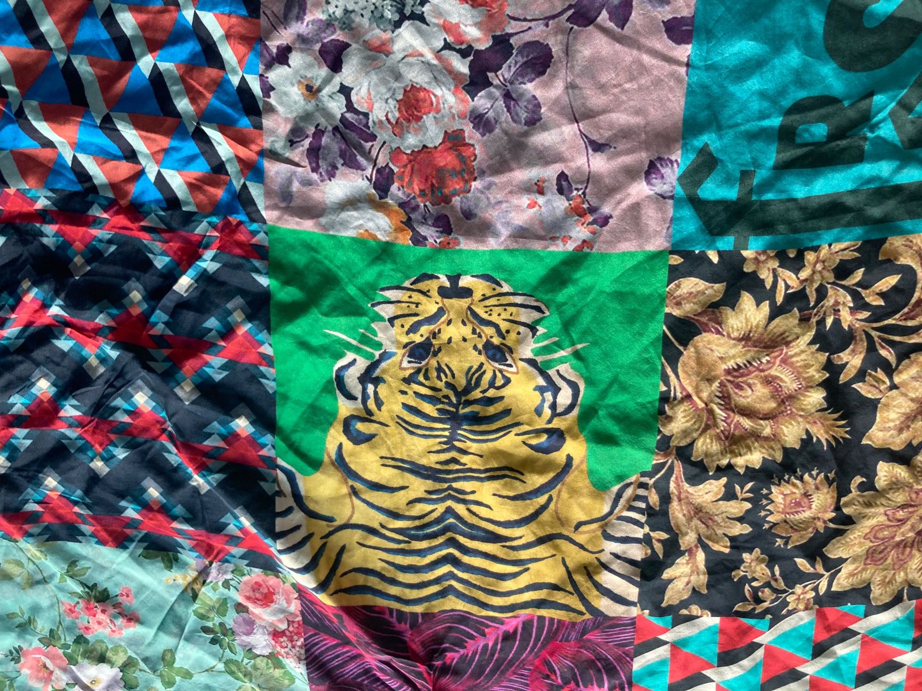 Foulard & Sciarpe: sehr grosses Foulard, Patchwork Style, Seide – Usato da Zürich venduto da Idbiw 9