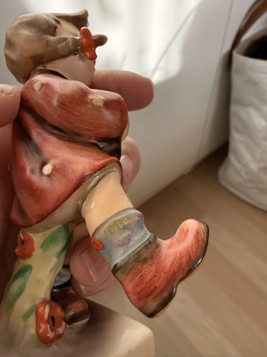 Hummel Statuette: Goebel Hummel Figur Mädchen mit Gitarre – Difettoso da Steffisburg venduto da Artschipa 5