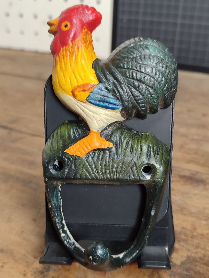 Guardaroba: Wunderschöner Kleiderhaken mit Güggel – Usato da Gelterkinden venduto da MYSTOREFORYOU4460
