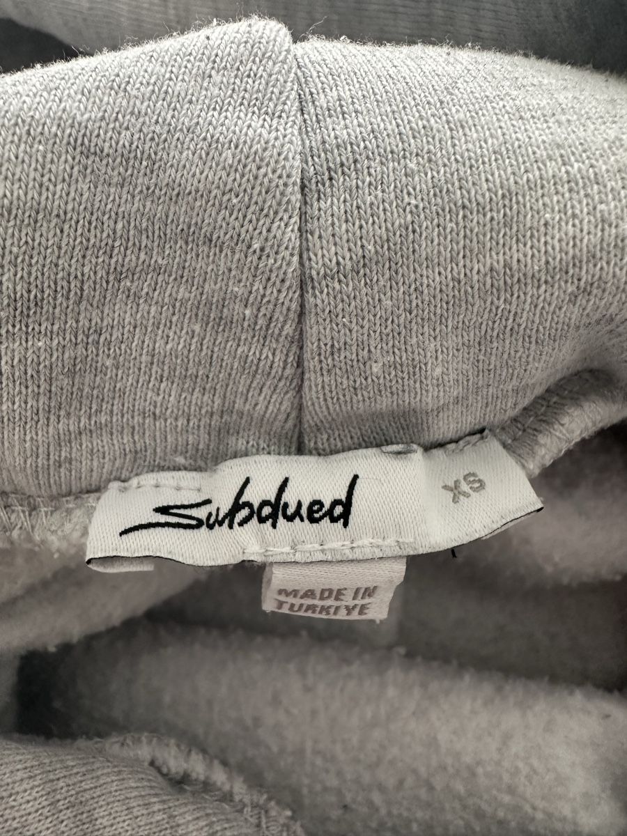 Pulls & Sweat-shirts: Subdued Pullover mit Kapuze  – D'occasion à Hünenberg See par Aleamara 2