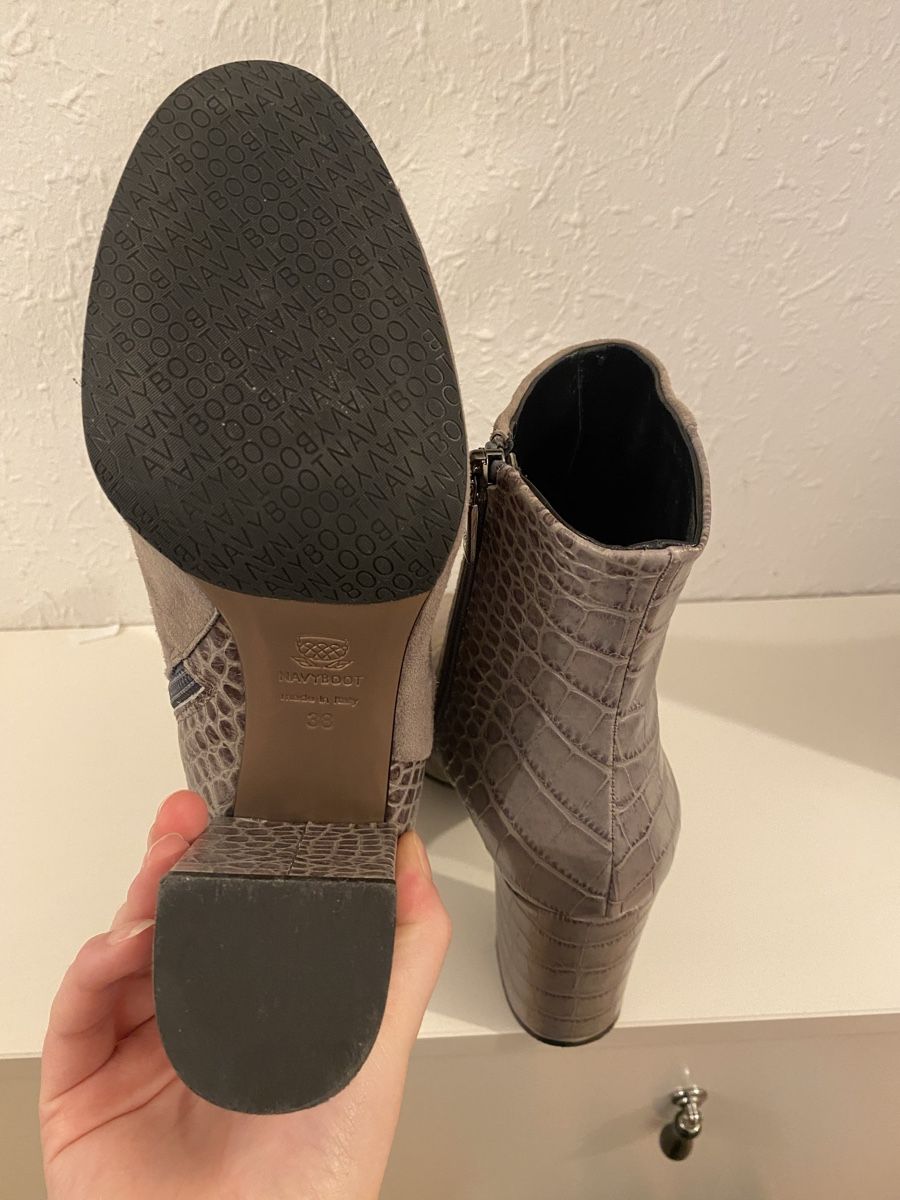 Navyboot Scarpe da donna: Navyboot Wildleder Stiefeletten in Grau Gr. 38 – Nuovo (secondo la descrizione) da Winterthur venduto da JasonHa 4
