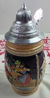 Traditioneller Bierkrug mit Zinndeckel – Relief-Dekor