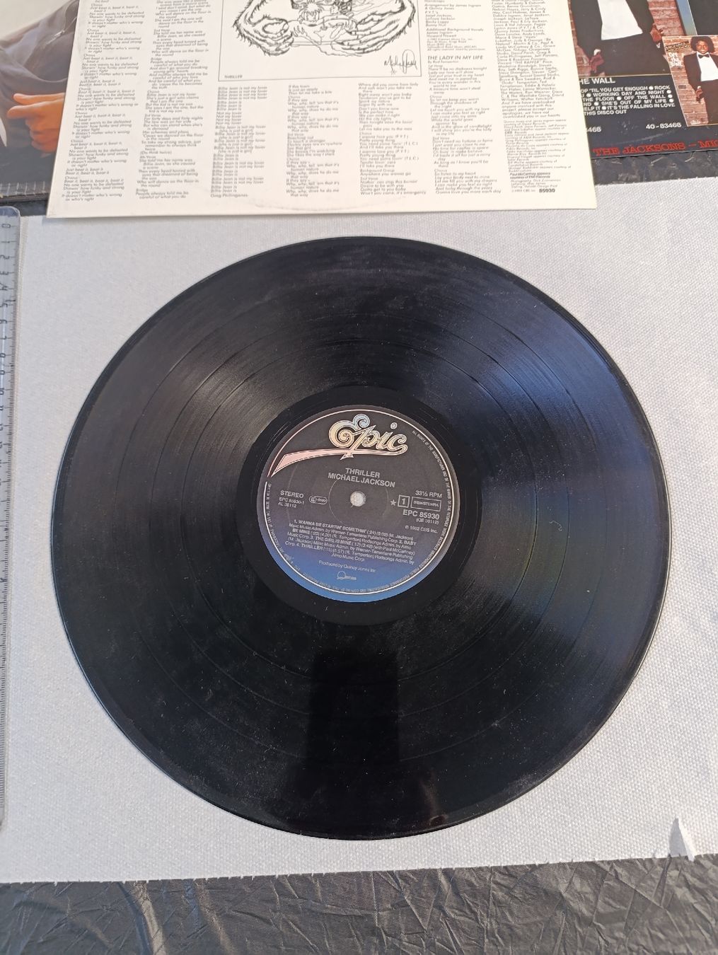 Dischi in vinile: Michael Jackson "Thriller"disque original de 1984 – Usato da Avry-sur-Matran venduto da dav_nm5p 7