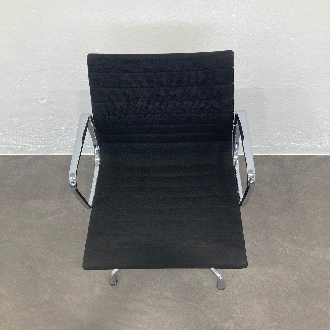 Sedie: Vitra Eames Alu Chair EA108 Hopsak Schwarz – Usato da Schönenwerd venduto da mcofficeshop 7