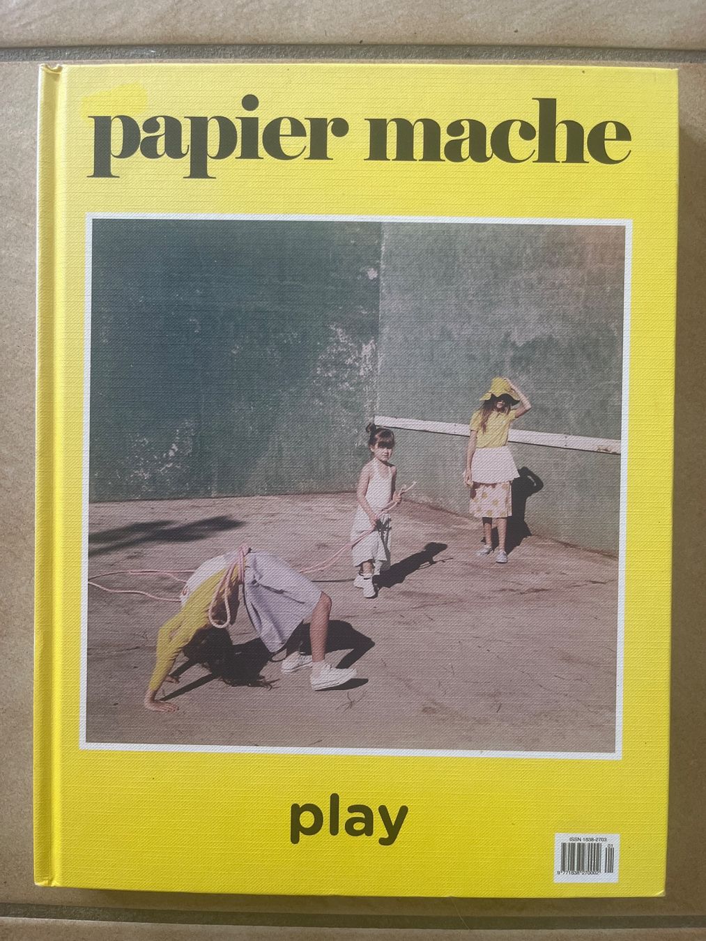 Bücher: Livre Papier Mache Play – Gebraucht aus Vernayaz von Darkfrost