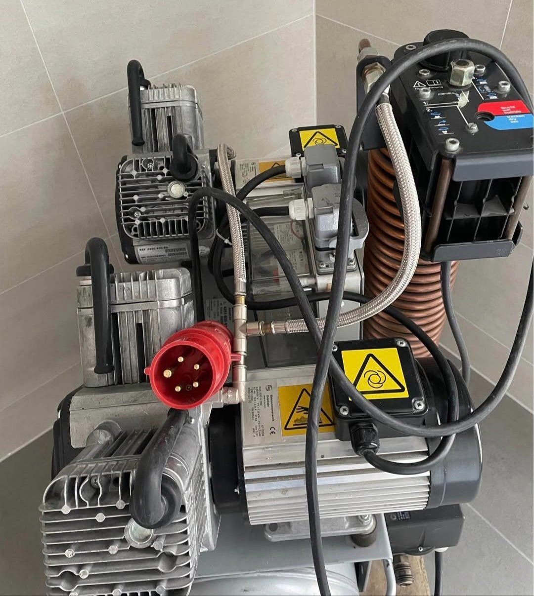 Compressori: 50 Liter Luftkompressor mit 4 Zylindern kompressor compresso – Usato da Oftringen venduto da mare24vw 2